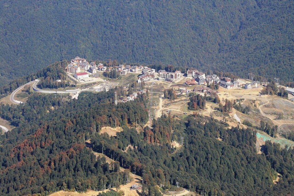 Панорамный вид на Роза Плато и Горную Олимпийскую деревню