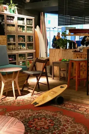 Интерьер Surf Coffee x Krasnaya Polyana на Волоколамской